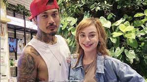 Simpatisan jerinx sid yang tergabung dalam 'aliansi kami bersama jrx' mengadakan penggalangan dana. Jerinx Sid Bebas Nora Alexandra Jangan Lagi Ditinggalin Yah