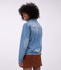 Jaqueta com zíper na frente bolsos e detalhes de botões na gola e na barra. Jaqueta Jeans Com Puidos Azul