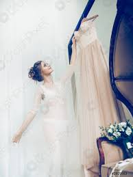 Das perfekte hochzeitskleid für jede frau. Gluckliches Madchen Wahlt Hochzeitskleid Im Hochzeitssalon Foto Vorratig Crushpixel