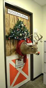 And while americans have been doing it for years, it is the latest of this year's firstly for hallowe'en, then for thanksgiving and finally at christmas time, with the decor tweaked every month to encapsulate each theme perfectly. Christmas Door Decorating Ideas Part 1