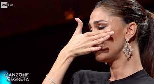 Syria e laura chiatti, insieme agli amici e alla sorella di belen, ce ne raccontano la storia e il significato per la showgirl. Belen In Lacrime A Canzone Segreta Vorrei Vedere Una Persona Che Non Posso Vedere