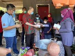 Mca polls | ayer hitam mp wee ka siong, mca's sole elected representative in the dewan rakyat, is now the party's new president. Single Mother Seven Children Share Smartphone To Conduct Business For Online Learning Malaysia Malay Mail