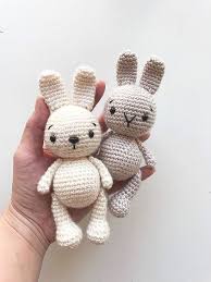 вязание игрушек крючком для начинающих схемы с подробным описанием Vyazanie Kryuchkom Zajchika Dlya Nachinayushih S Foto Osnovy Vyazaniya Kryuchkom Vyazanye Igrushki Vyazanye Podarki