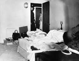 Baza została tworzona przez 22 000 naszych użytkwników. Marilyn Monroes Tod Was Hielt Unbekleideter Leichnam Im Bett In Der Hand Mopo De