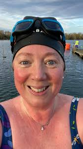 Ice! 🧊 We had ice at the lake! 🥳🥶🤩 I have been longing to get a photo  of me holding ice and today I got it! The lovely safety team at  @queenfordlakesowswimming