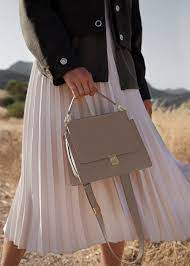 Delivered with two different sized straps (106 cm et 128 cm) the bag can be worn in various ways: Polene Bag N 7 Grey