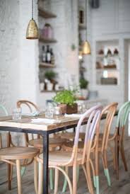 Tudo Sobre Cadeiras Famosas Que Marcaram Epoca Cadeiras Coloridas Interiores De Cafeteria Interiores De Casas