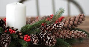 Comme pour le cas précédent, vous pouvez peindre et décorer. 9 Idees De Decorations De Noel A Faire Avec Des Pommes De Pin Marie Claire