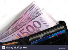 Welchen preis hat die 500 euro scheine bündel eigentlich? Ein Bundel Von 500 Euro Banknoten In Der Brieftasche Stockfotografie Alamy