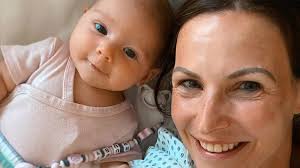 Maybe you would like to learn more about one of these? Sabrina Mockenhaupt Zeigt Zum Ersten Mal Gesicht Ihres Babys Promiflash De