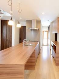 グレーのキッチンパネルと木目天板キッチンがよく合います 勝手口までの動線がストレートで使い心地ラクラクです キッチン キッチン収納 二世帯住宅 注文住宅 住宅 新築 新築一戸建て おしゃれ 建築 architecture 健康住宅 空気がきれい 住宅 二世帯