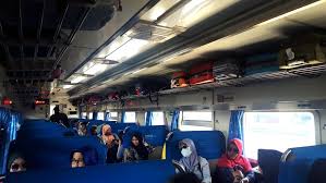 Entah apa yang dia lakukan, sehingga membuat si penjual buah itu marah, dan dalam hitungan detik si gadis itu hilang dari kerumunan orang yang akan menyeberang lintasan kereta api. Cerpen Onani Dalam Kereta