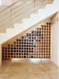 Stauraum Fur Weinflaschen Unter Einer Treppe Mit Metallgelander Weinflasche Treppe Schrank Unter Treppe
