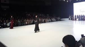 Aplikasi desain baju pertama akan kita bahas adalah ingubo. Inspirasi Desain Busana Zaskia Sungkar Ular Hingga Bintang Di Dubai Kumparan Com