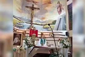 Fallece sacerdote al caerle cruz en plena misa en Ecuador