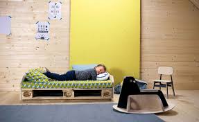 Paletten sofa selber bauen mit ser diy anleitung von uns liegst. Palettensofa Fur Kinderzimmer Selber Bauen Diy Anleitung Himbeer