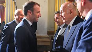 Valéry giscard d'estaing et simone veil constatent que le pays arrive à la ligne de partage des eaux, le lieu où notre société de chrétienne devenait païenne et ils en ont tiré les conséquences. Ga6x5a2uw83 Km