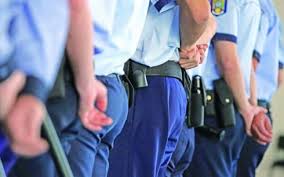 Inspectoratul de poliţie judeţean cluj organizează concurs/examen în vederea încadrării, prin recrutare din sursă externă, a unui număr de 4 posturi ofițer de poliție și 2 posturi de agent de poliție, astfel. Meseria De PoliÈist Foarte AtractivÄ Aproape 9 000 De CandidaÈi S Au Inscris Pe 300 De Posturi Scoase La Concurs De PoliÈia RomanÄ Ziarul Unirea