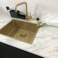 hier zie je een combinatie van een kunststof marmeren blad zwarte keuken en een geweldige gouden wasbak erbij zwarte a marmeren blad wasbakken keuken zwart