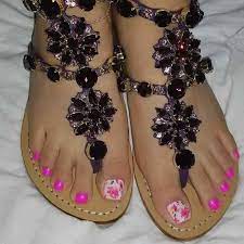 En el resto de la uña puede aplicar un esmalte transparente brillante y luego el aplique del diseños de uñas con flores para pies en donde combinamos apliques brillantes y dorados con una flor de color blanco y fondo rosa. Https Xn Decorandouas Jhb Net Unas Decoradas Pies