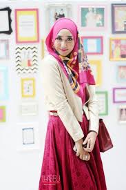 Bagi perkembangan dunia fashion, desain baju merupakan salah satu modal utama untuk menghasilkan karya yang diminati bila anda memiliki minat dan bakat dalam membuat desain baju. Hijab Style Dian Pelangi Terbaru