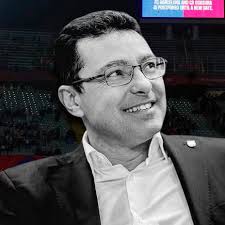 Armando Cova. (@dessarmandoo)