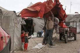 Sous les tentes de Gaza, la pluie ajoute aux malheurs des déplacés –  L'Express