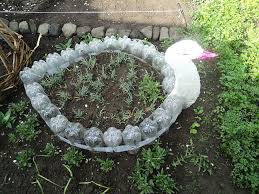 поделки для сада из пластиковых бутылок своими руками мастер класс Foto Lebed Iz Plastikovyh Butylok Svoimi Rukami Master Klass Garden Projects Flower Diy Crafts Garden Sculpture