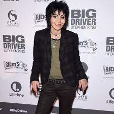 Jett has acted in movies and television, and was executive producer of the runaways, a film based on cherie currie 's book. Joan Jett Eigene Mode Linie Gala De