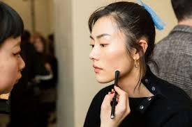 Meikkivoiteen täydellinen levittäminen