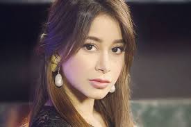 5 أسئلة أجابت عنها اسيل عمران في بث مباشر Aseel Omran Celebrities Omran