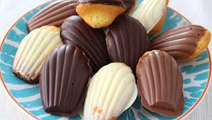 Madeleines A L Orange En Coque De Chocolat Recette Ptitchef En 2020 Recette Madeleine Moelleuse Alimentation Recette