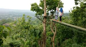 Bisa dibayangkan bagaimana pesona bukit cinta ini memang mampu membius para wisatawan. Harga Tiket Dan Rute Menuju Puncak Ratu Pamekasan Destinasi Wisata Baru Yang Siap Untuk Diburu Daka Tour