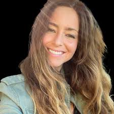 Lara Cullen's Instagram, Twitter & Facebook