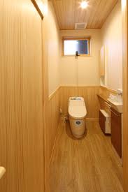トイレの中に腰板 ウッドワ制 を貼っています トイレの手洗い lixil製 収納 ウッドワン制 はどちらも既製品になります 無垢材優しさが伝わる やわらない空間になっています 家 家 づくり リフォーム