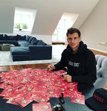 Leon had at least 1 relationship in the past. Leon Goretzka Wiki 2021 Girlfriend Salary Tattoo Cars Houses And Net Worth