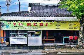 Selain tempe, bahan lain yang biasa disertakan dalam pembuatannya adalah jeroan sapi seperti usus dan paru sapi. Sate Kere Yu Rebi Nikmatnya Kuliner Favorit Pak Jokowi Di Solo Kuliner Solo