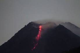 Beberapa letusan gunung berapi di indonesia, seperti gunung raung di bali dan gunung sinabung di sumatera utara dapat dikategorikan sebagai tipe strombolian yang mengeluarkan lava yang cair tipis, tekanan gas yang sedang, material padat, gas, serta cairan. Letusan Gunung Api Sebabkan Pemanasan Global Ini Penjelasan Ahli Itb