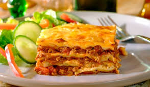 İsteyen acılı baharatlı soslarla da lazanya yapabilir. Lazanya Kac Dakikada Piser