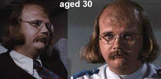 Velen van ons waren verrast dat Richard Vernon slechts 38 jaar oud was in  Goldfinger, maar hoe zit het met deze twee eervolle vermeldingen? Putter  Smith en Charles Gray : r/JamesBond