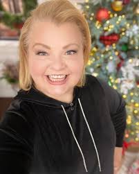 Happy Tuesday!! Coming up from 1-2 am ET with Chelsea Phillips Reid QVC for  an hour of Quacker!! My top— why YES IT'S NEW!! And pants to match! Plus 2  brand new