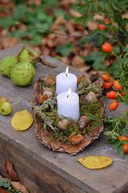 Kerzen Mit Moos Und Eicheln Auf Bild Kaufen 12661626 Friedrich Strauss Gartenbildagentur Eicheln Deko Garten Weihnachten Kerzen