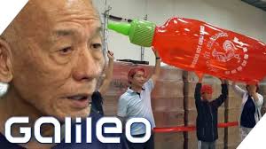 Tương ớt sriracha), also referred to as sriracha or rooster sauce for the rooster on its label, is a brand of sriracha. Hype Is Real Sriracha Sauce Machte Usa Einwanderer Zum Multimillionar Galileo Prosieben Youtube