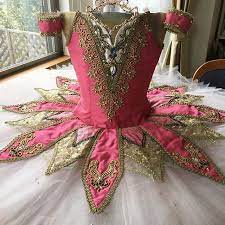 エスメラルダの衣装です 初代エスメです 娘が6年生の時に作りました グリーンの布を買いに行ったのに この色を見た瞬間 この衣装がひらめきました そんな時は出来上がりが早いのです ライトが当たる ballet costumes dance costumes ballet classical ballet tutu