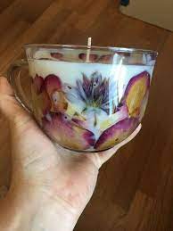 With their soft glow and gentle perfume, there's nothing quite as and, although i strongly suggest you make use of synthetic fragrance oils for your candles, in this post i will also discuss using essential oils, as well as. Handgepresstes Fol Handgepresstes Diy Candles With Flowers Pressed Flower Candles Candles Crafts