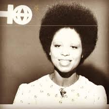 A jornalista Anna Davies, professora de telejornalismo da Escola de Rádio  em 1996 foi a primeira mulher negra a assumir a bancada de um telejornal.  @annadavies foi uma grande pioneira do telejornalismo