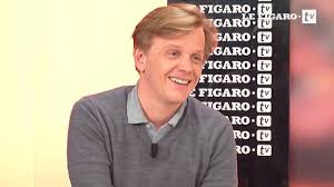 Mini programme de 3 minutes suivant catherine (la blonde) et liliane (la rousse), deux secrétaires au sein de la rédaction de l'émission le petit journal, épluchent et commentent quotidiennement l'actualité. Alex Lutz De Catherine Liliane Je Ne Le Ferai Pas Mille Ans Youtube