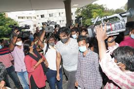 He made his debut as a lead in the film pilla nuvvu leni jeevitham f. I2pf9ehpvnpybm