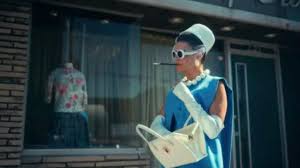 The umbrella academy focuses on a dysfunctional family of superheroes who work together to solve their father's mysterious death. Oversized Pearl Necklace Of The Handler Kate Walsh In The Umbrella Academy S02 Spotern