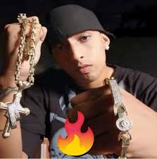 Ñengo Flow, cuyo nombre real es Edwin Rosa Vázquez , nació en Río Piedras,  San Juan, Puerto Rico, el 15 de octubre de 1981. Creció en Bayamón, donde  desde joven se interesó